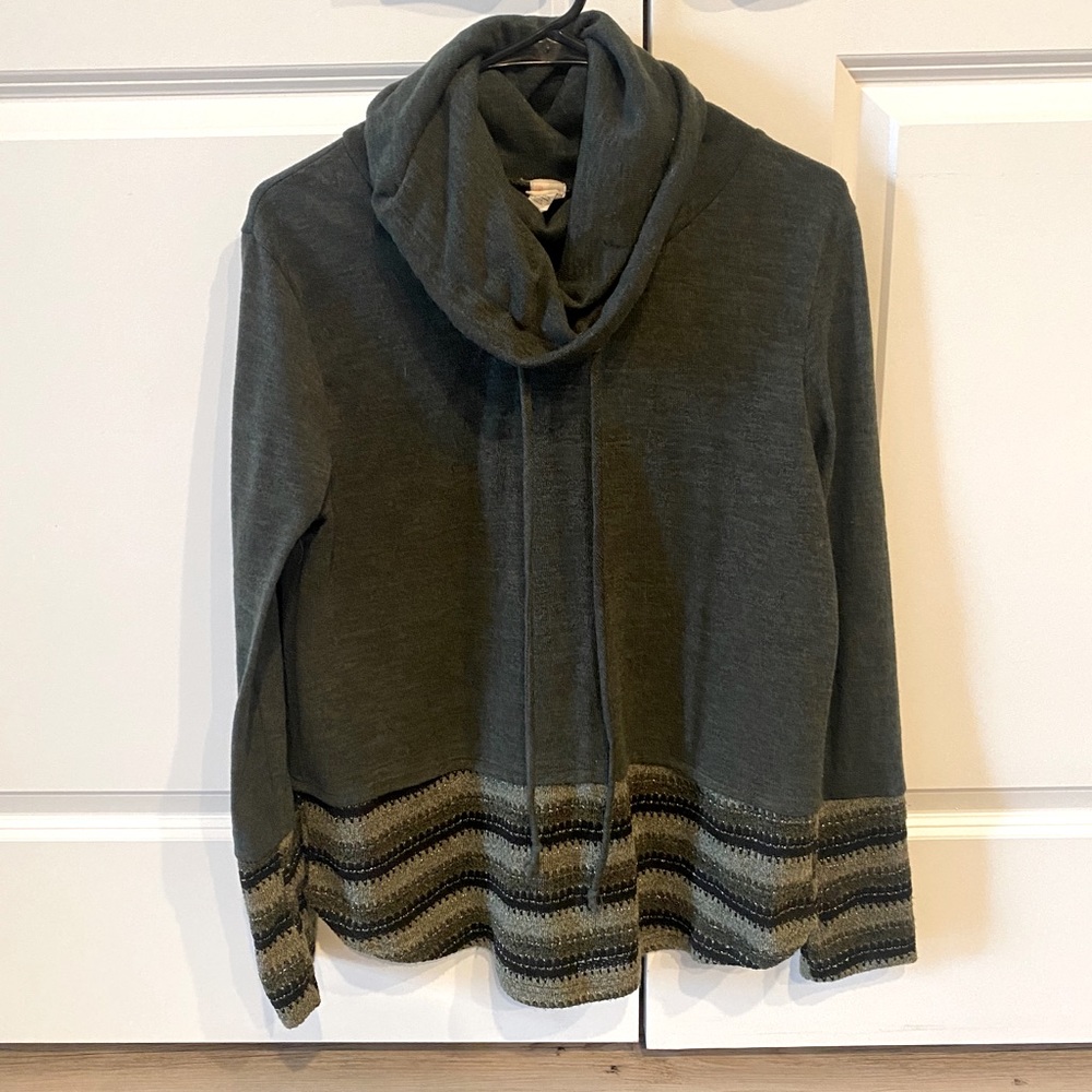 7th RAY green long sleeve sweater!